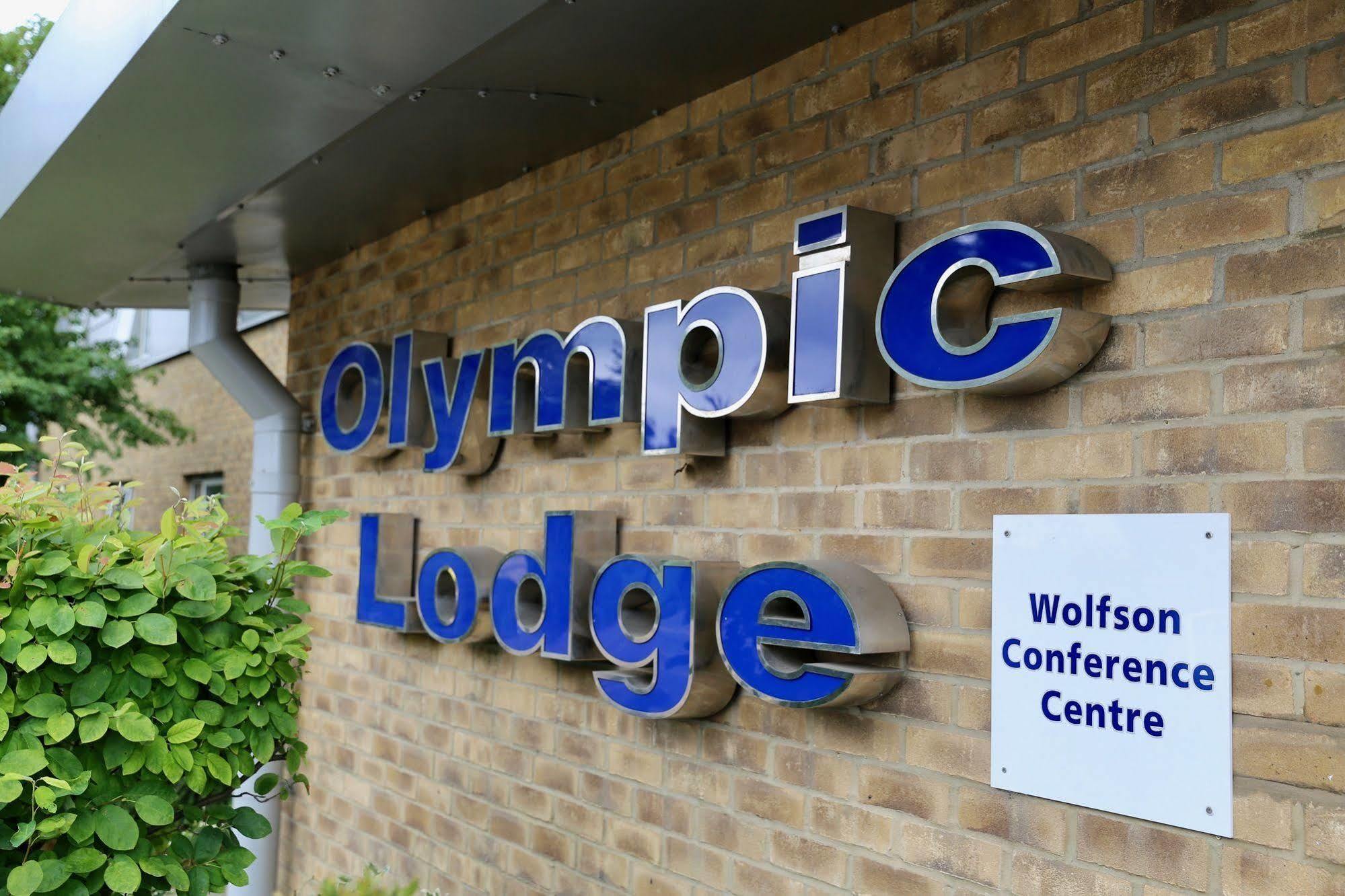 The Olympic Lodge Aylesbury  Exterior photo