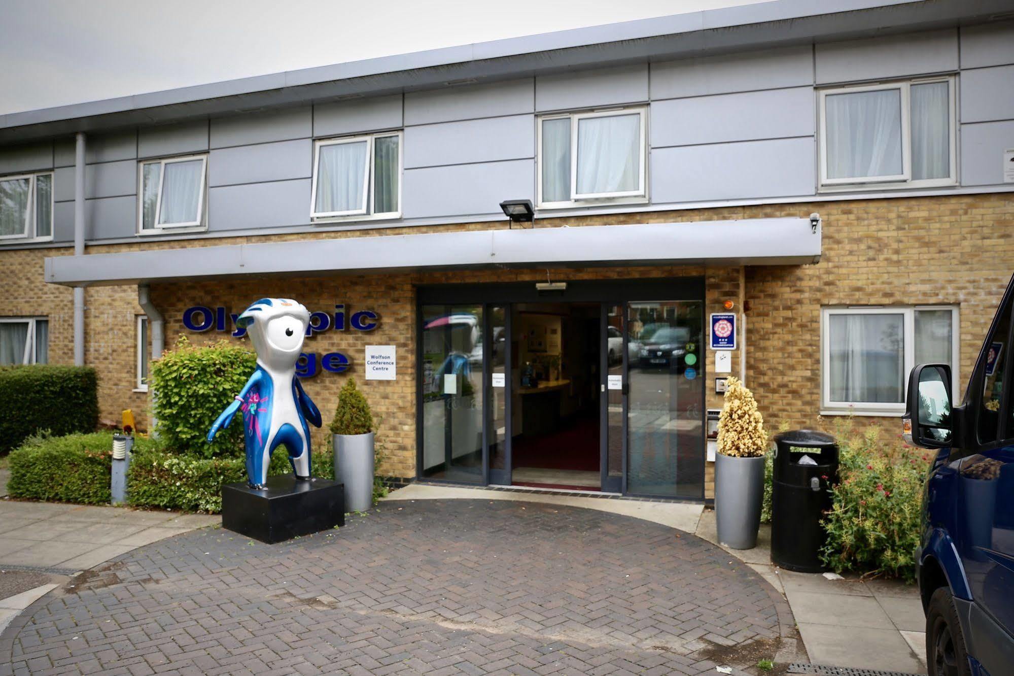 The Olympic Lodge Aylesbury  Exterior photo